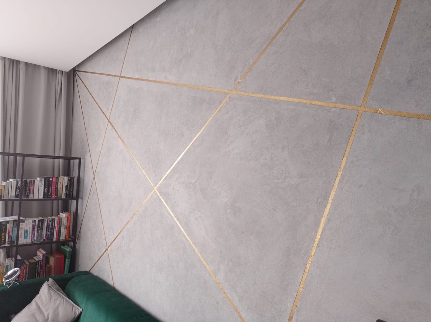 Beton architektoniczny ze złotymi inkrustowanymi dekorami po skosie, realizacja we Wrocławiu, Śródmieście