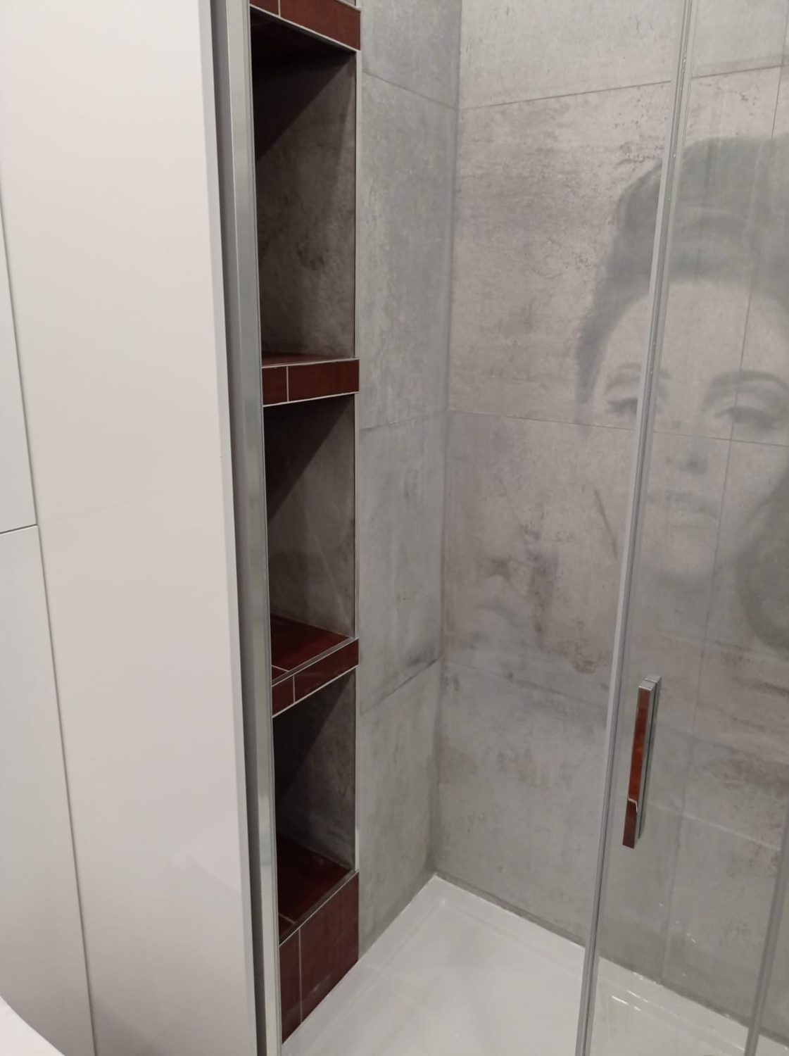 Mitrowane narożniki kamiennej kabiny prysznicowej walk-in, Długołęka