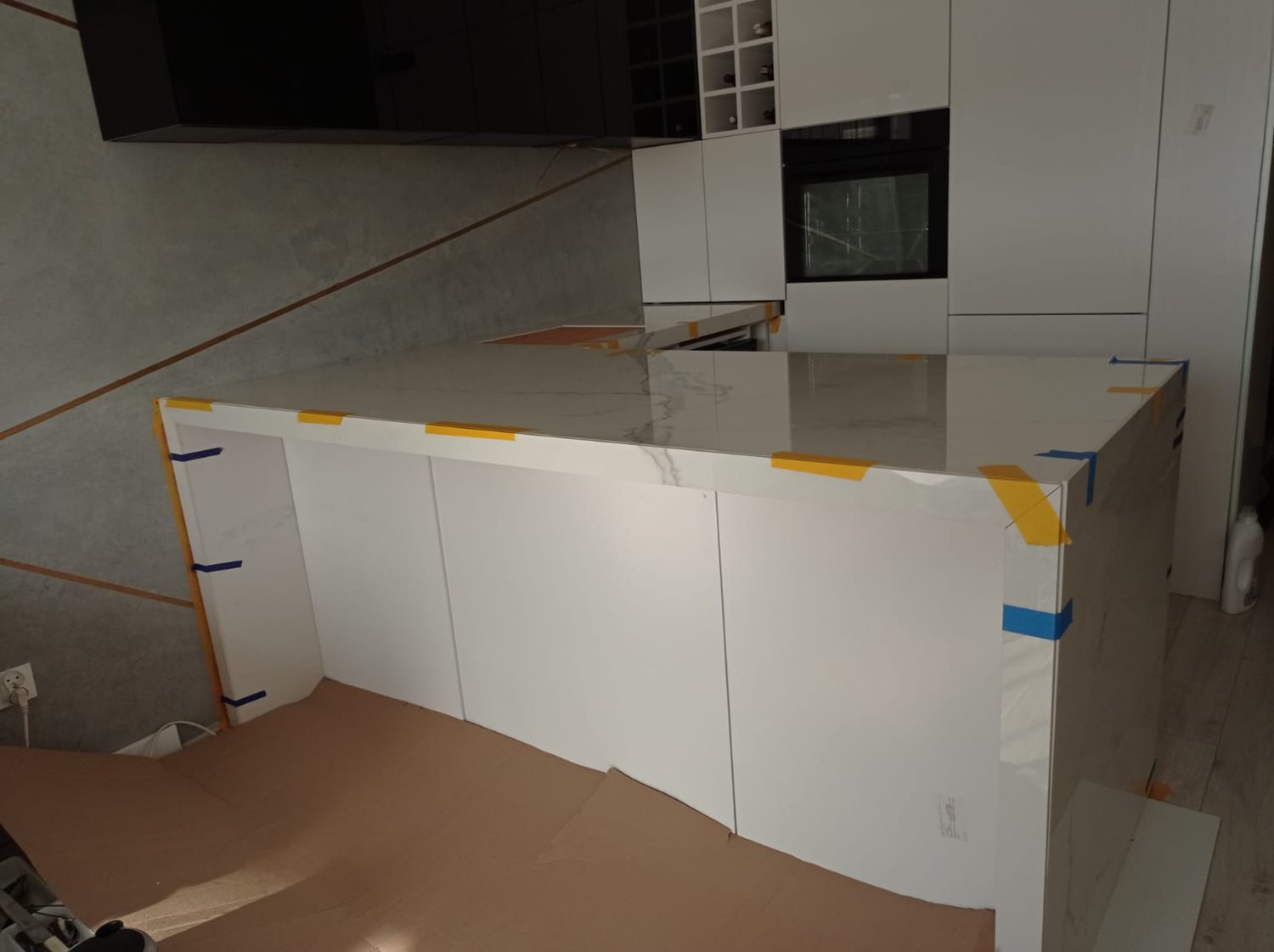 Cięcie wielkoformatowej płyty gresowej 60×120 na budowie, Wrocław Fabryczna